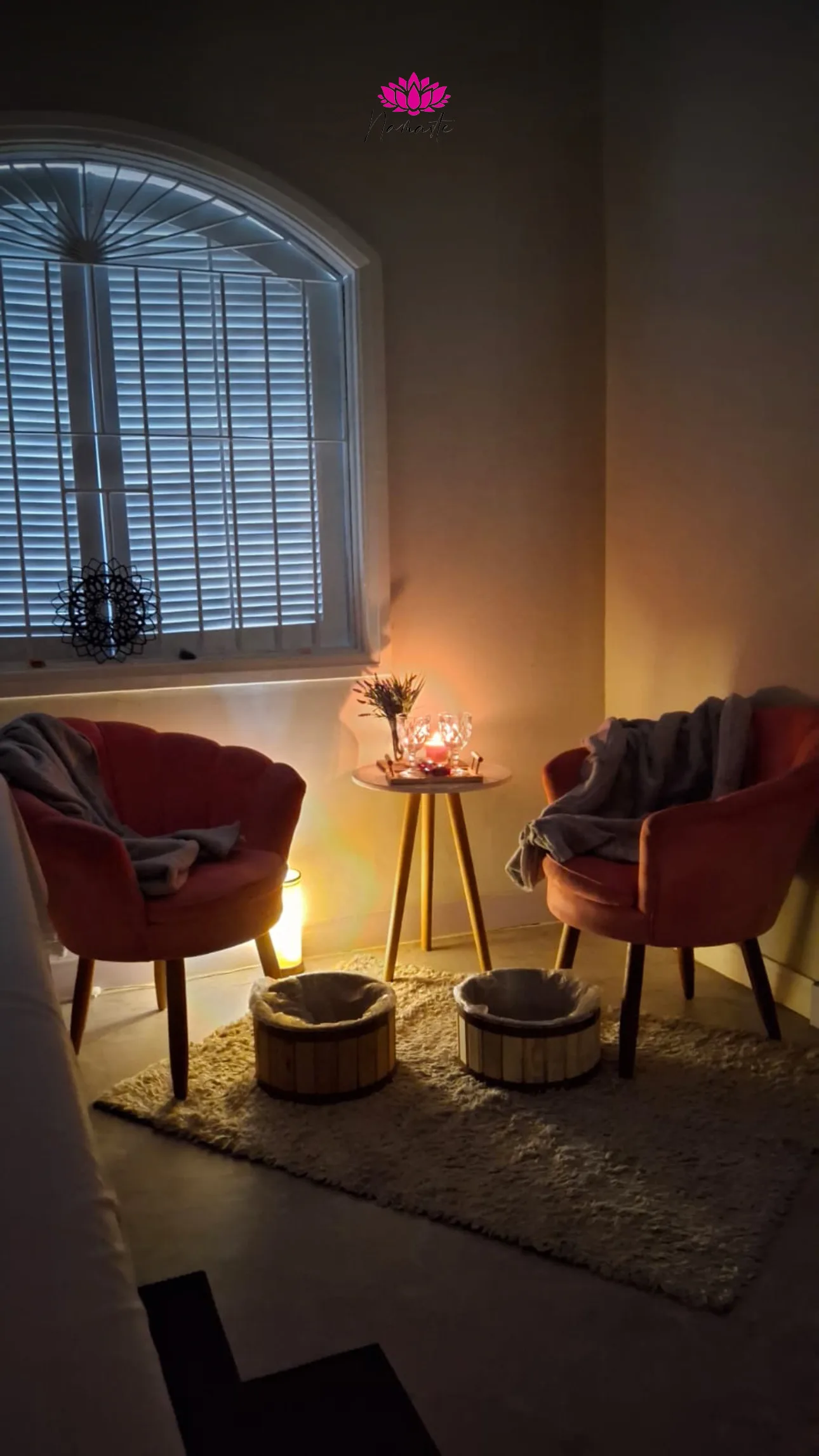 Terapeuta aplicando técnica de massagem relaxante em cliente em ambiente tranquilo